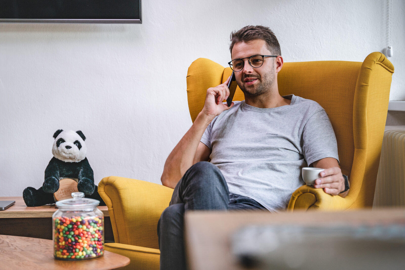 CEO Four Bros Vít Olšák sedí v křesle a telefonuje.