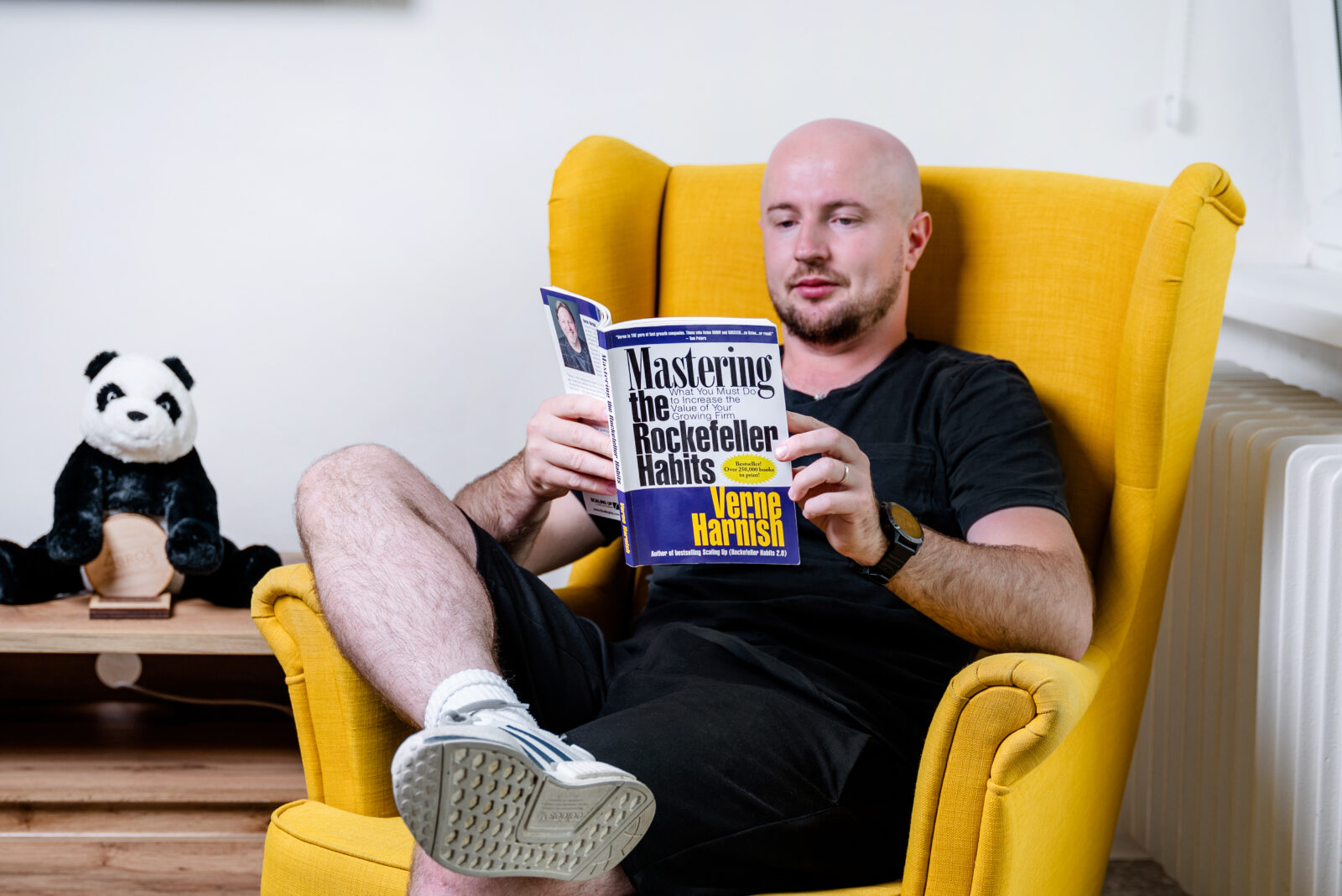 COO Four Bros Jan Rypar čte anglickou knihu Mastering the Rockefeller Habits.